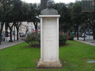 La statua di san Filippo Smaldone, protettore dei sordi, collocata nel giardinetto accanto